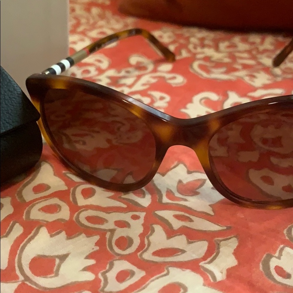 Burberry Sunglasses - Picture 4 of 4